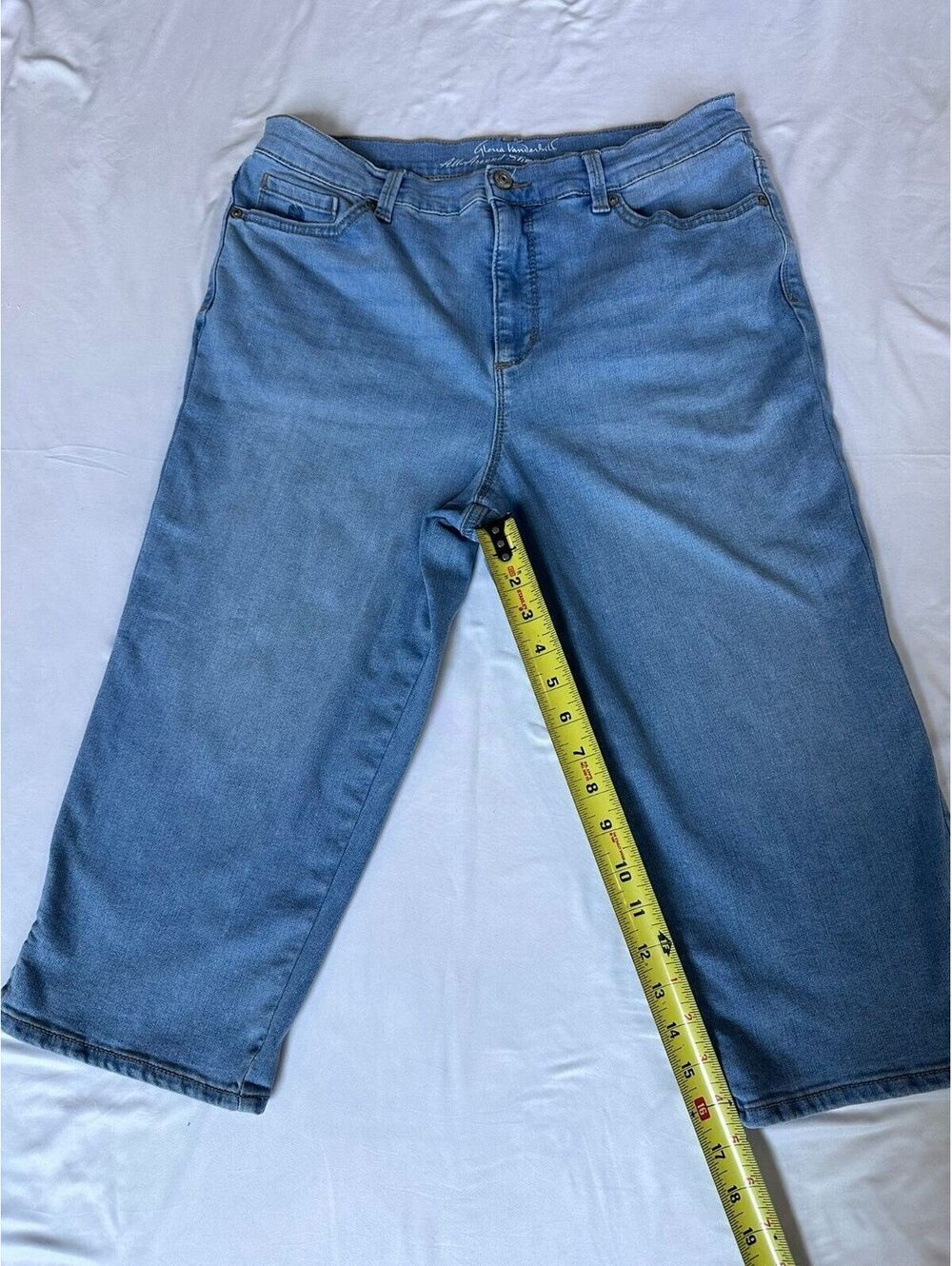 Gloria Vanderbilt Amanda Size 12P Light Wash Cropped/Capri Jeans Slimming Effect